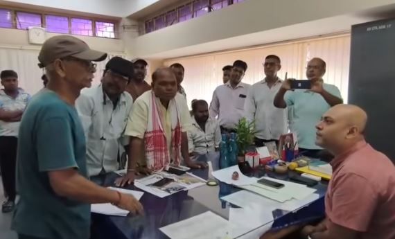 মিথ্যা মামলার ভয় দেখিয়ে টাকা আদায়ের অভিযোগ! খড়্গপুরের ইন্দা বিদ্যুৎ দপ্তরের সামনে বিজেপির বিক্ষোভ!