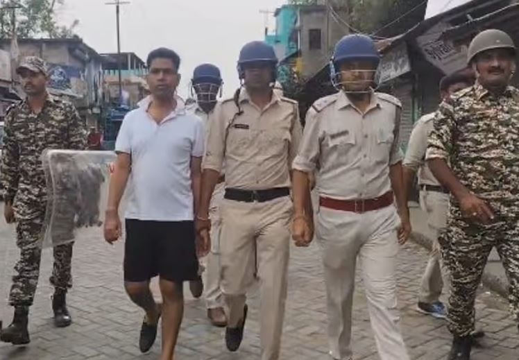 ফলতার পুষ্পাকে হাফপ্যান্ট পরিয়ে রাস্তায় ঘোরালো পুলিশ!