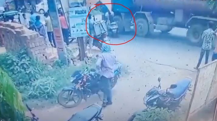 স্কুটারে বাড়ি ফেরার পথে মর্মান্তিক দুর্ঘটনা, ট্রাকের ধাক্কায় মৃত্যু ১০ বছরের তানবিরের!