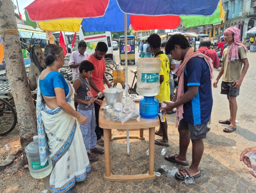 তীব্র দাবদাহে পথচলতি মানুষের পাশে গান্ধী মিশন ট্রাস্ট, ঘাটাল বাসস্ট্যান্ডে জলছত্র শিবির!