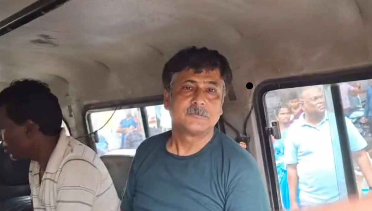 মেদিনীপুরে নথি উদ্ধারের জেরে তোলপাড়, আদালতে কাউন্সিলারকে ঘিরে বিক্ষোভ!