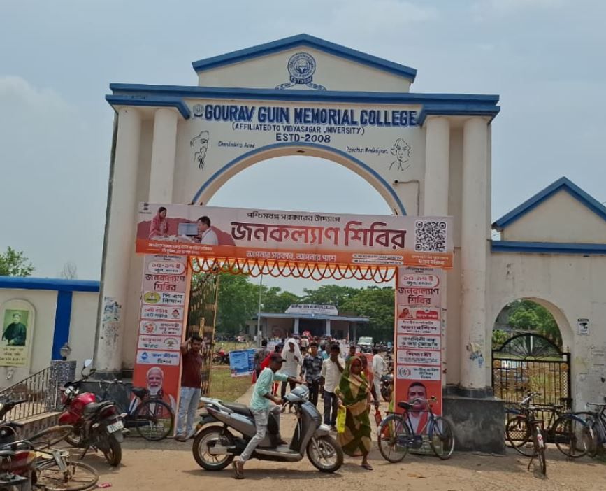 এক ছাদের তলায় ৫৫টি সরকারি পরিষেবা, চন্দ্রকোনা রোডের জনকল্যাণ শিবিরে উপচে পড়ল মানুষের ভিড়!