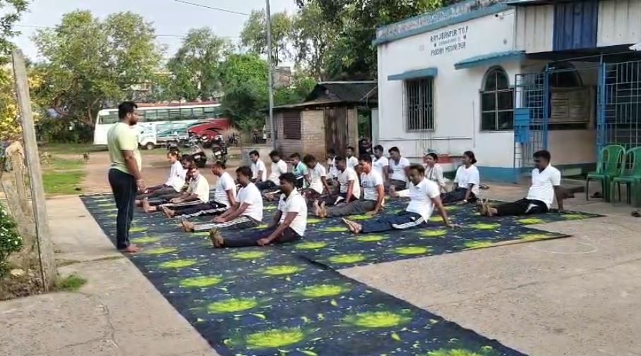 আন্তর্জাতিক যোগ দিবস উপলক্ষে রামজীবনপুর ফাঁড়িতে যোগা সপ্তাহ উদযাপন, অংশ নিলেন আইসি-সহ পুলিশ কর্মীরা!