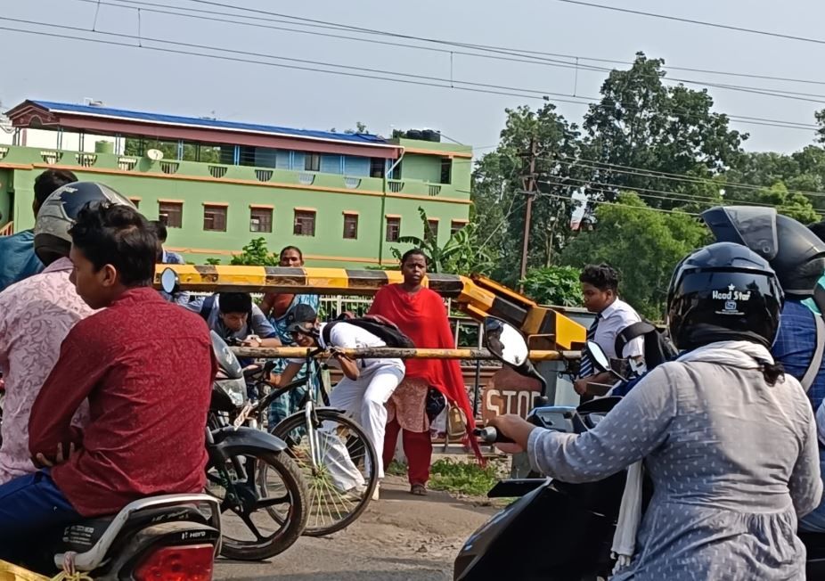 বেলদার কেশিয়াড়ি মোড়ে ভেঙে পড়ল রেলগেট, তীব্র যানজটে নাকাল সাধারণ মানুষ!