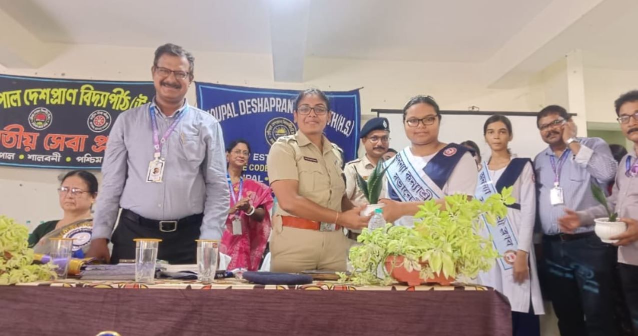 “বাল্যবিবাহ নয়, শিক্ষাই হোক শক্তি”— ছাত্রীদের বার্তা দিলেন পুলিশ সুপার পাপিয়া সুলতানা!
