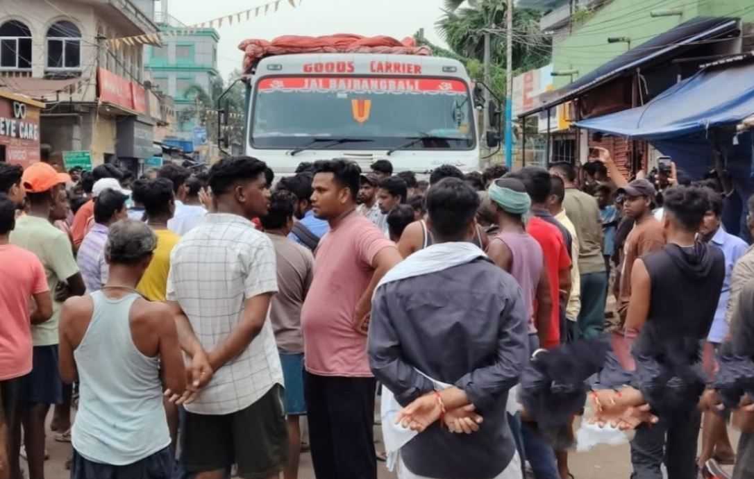 খড়গপুরে কৌশল্যা মোড়ে মর্মান্তিক দুর্ঘটনা, প্রাণ গেল পৌরসভার সাফাই কর্মী!