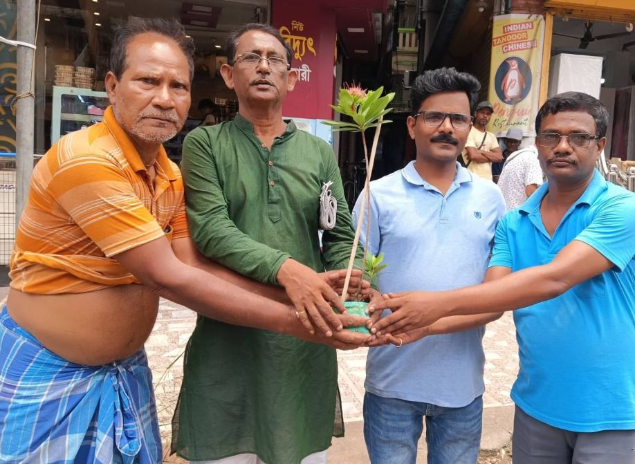 কলম আর চারাগাছেই তাঁর পরিচয়, বাগনানের ‘গাছ কাকু’ চন্দ্রনাথ বসু!