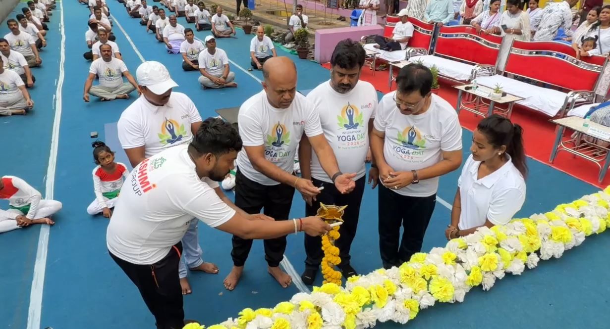 রশ্মি গ্রুপে আন্তর্জাতিক যোগ দিবস উদযাপন, ৩০০-র বেশি কর্মীর অংশগ্রহণে স্বাস্থ্য ও সুস্থতার বার্তা!