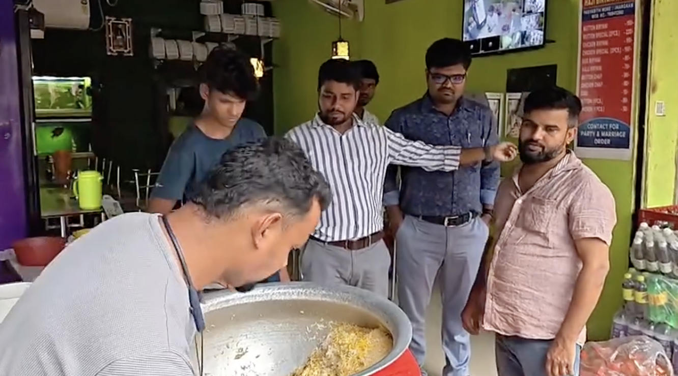 অস্বাস্থ্যকর রং মিশিয়ে বিরিয়ানি! ঝাড়গ্রামে ‘হাজী বিরিয়ানি’ বন্ধের নির্দেশ স্বাস্থ্য দফতরের!