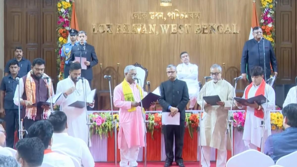 রাজভবনে বর্ণাঢ্য অনুষ্ঠান, মন্ত্রী হিসেবে শপথ ৩৫ বিধায়কের!