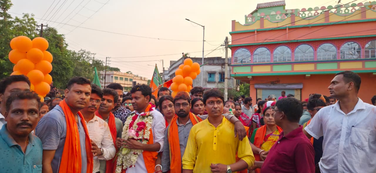 অভিনন্দন যাত্রায় কর্মী-সমর্থকদের ঢল, চন্দ্রকোনায় বিজেপির কর্মসূচি!