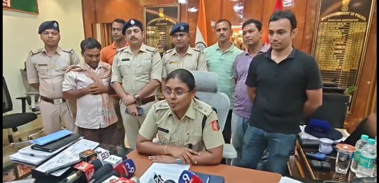 সবংয়ে নাবালিকা ছাত্রীকে যৌন হেনস্থার অভিযোগে গ্রেফতার শিক্ষক, টাওয়ার লোকেশন ট্র্যাক করে পুলিশের জালে অভিযুক্ত!