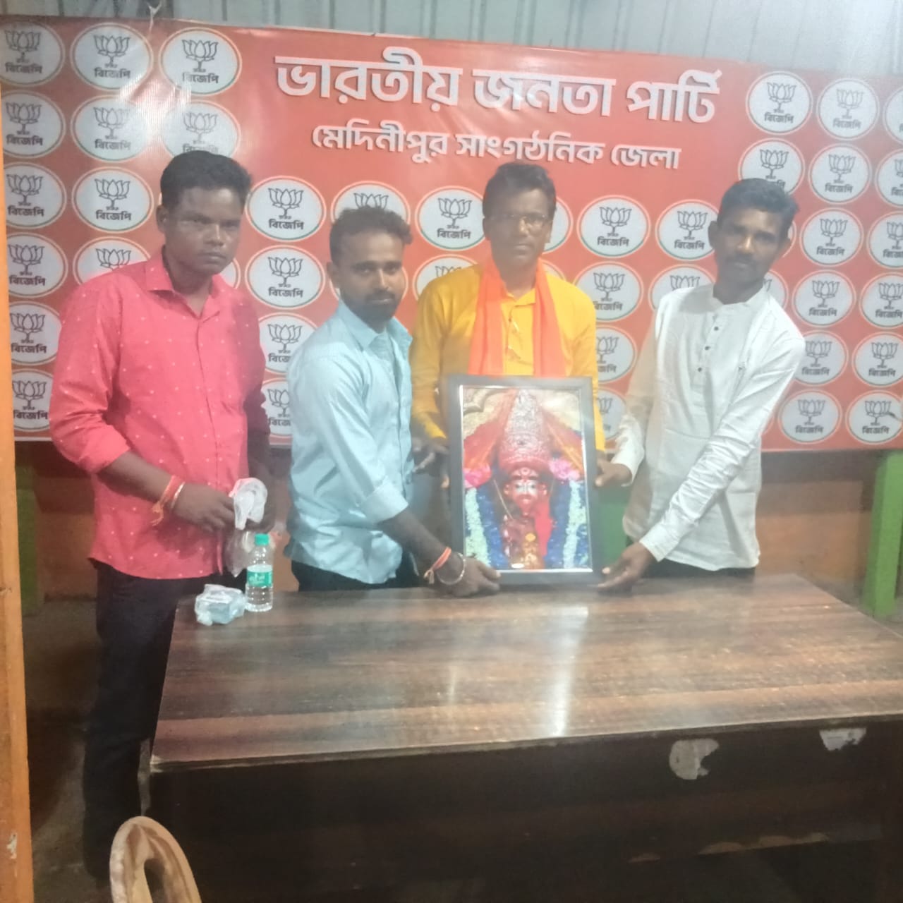 মা তারার আশীর্বাদ নিয়ে জনসেবার পথে, বিধায়ক শঙ্কর গুছাইতের হাতে প্রসাদ ও পবিত্র ছবি তুলে দিলেন বিজেপি কর্মীরা!