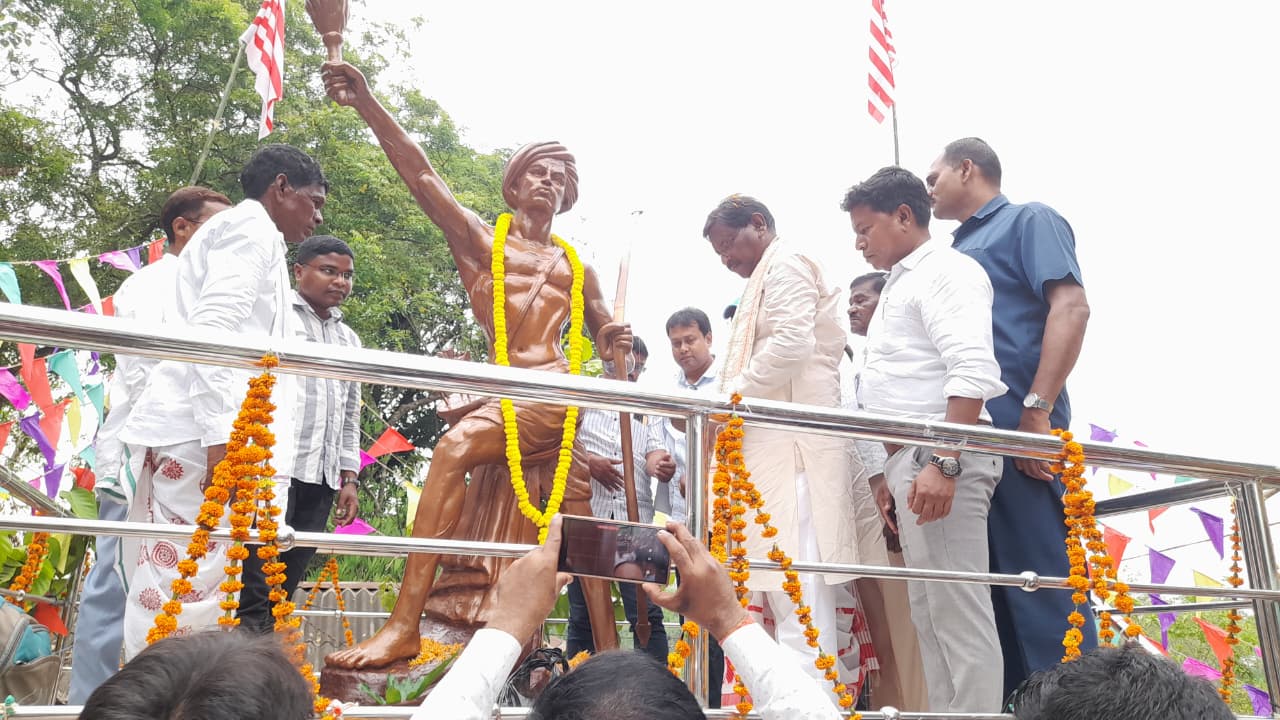 বেলিয়াবেড়ায় ভগবান বিরসা মুন্ডার মূর্তি উন্মোচন, শহীদ দিবসে আবেগঘন শ্রদ্ধার্ঘ্য!