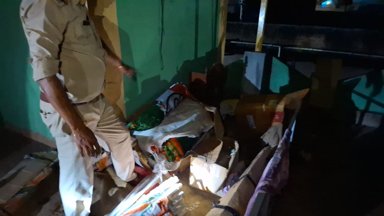 চন্দ্রকোনা রোডে প্রাক্তন মন্ত্রী ও বিধায়ক শ্রীকান্ত মাহাতোর  পিএ বরুন ঘোষের বাড়িতে পুলিশের তল্লাশি, উদ্ধার ত্রাণ সামগ্রী ও সরকারি প্যাড!