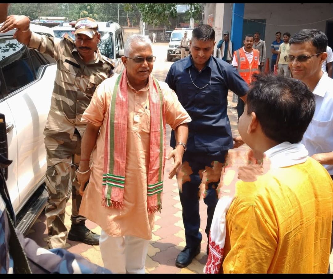 মন্ত্রী হওয়ার পর প্রথমবার খড়গপুর এসডিও অফিসে বৈঠক দিলীপ ঘোষের, ফুটপাত দখলমুক্ত করার বার্তা!
