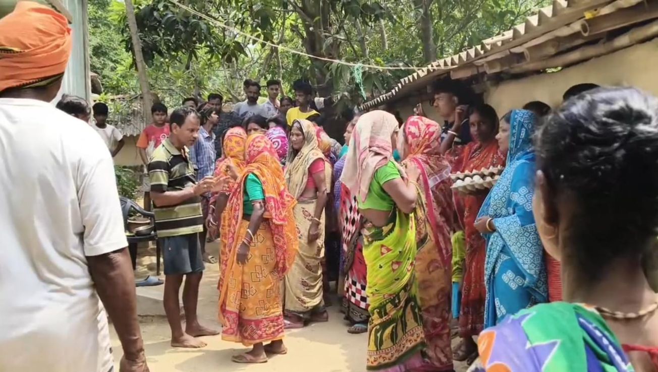 ডিম হাতে পঞ্চায়েত সদস্যার বাড়ি ঘেরাও, দুর্নীতির অভিযোগে শালবনিতে তুমুল বিক্ষোভ!