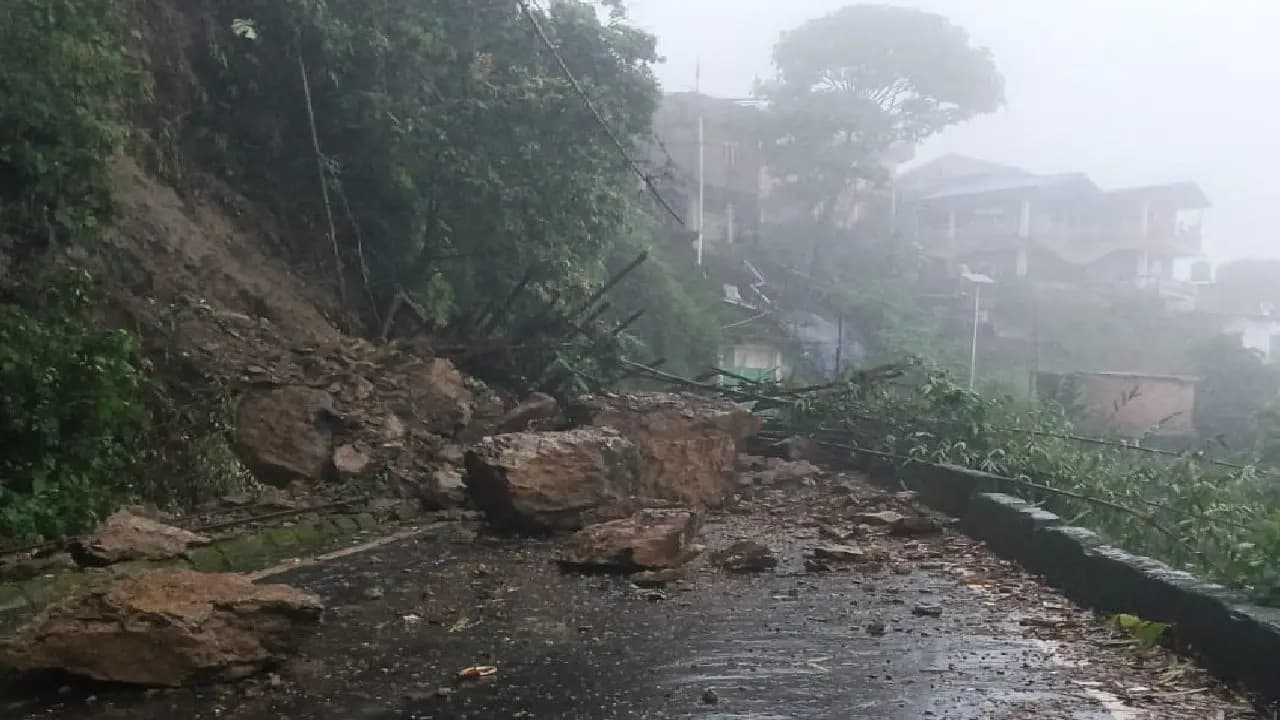 প্রবল বর্ষণে উত্তরবঙ্গ বিপর্যস্ত! বালাসনের জলের তোড়ে ভেসে গেল দুধিয়া সেতু, বন্ধ দার্জিলিং-শিলিগুড়ি যোগাযোগ