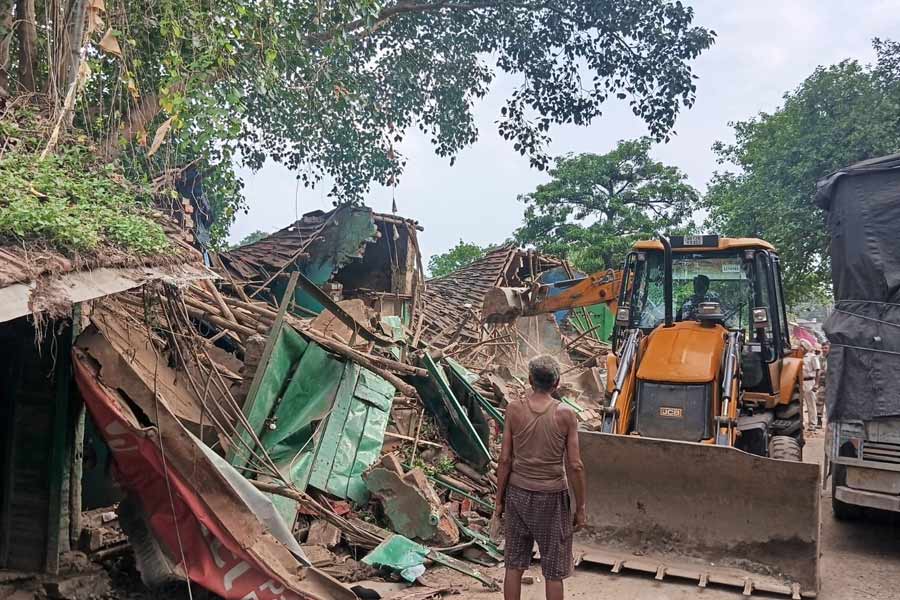 উচ্ছেদে কড়া প্রশাসন, শালিমারে ভাঙা পড়ল অন্তত ৫০টি অবৈধ দোকান